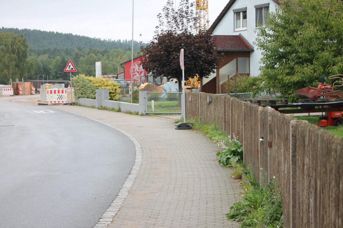 Schwarzenbach. Der Gehweg am Gemeindezentrum wird über die Städtebauförderung neu gepflastert (rund 40.000 Euro). Weiteres Thema im Gemeindrat: 2027 wird der Bahnübergang erneuert.