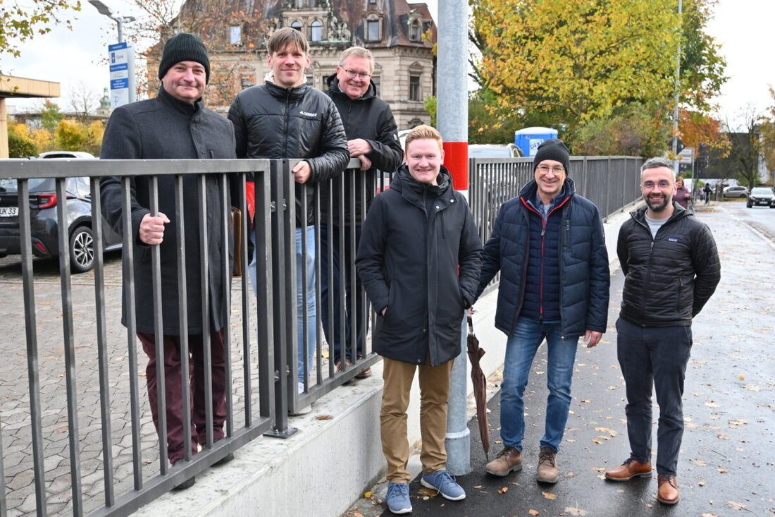Amberg. Die Stadt hat die Gehwegerweiterung am Kaiser-Ludwig-Ring abgeschlossen: 300.000 Euro, gefördert von der Regierung der Oberpfalz. Breitere Wege und bessere Sicht entschärfen Engstellen und erhöhen die Sicherheit.