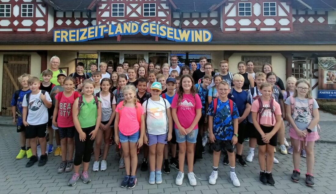 Eschenbach / Kirchenthumbach. 52 Ministranten aus Eschenbach und Kirchenthumbach besuchten am 5. September 2024 das Freizeitland Geiselwind. Bei 32 Grad genossen sie diverse Fahrgeschäfte und stärkten ihre Gemeinschaft.