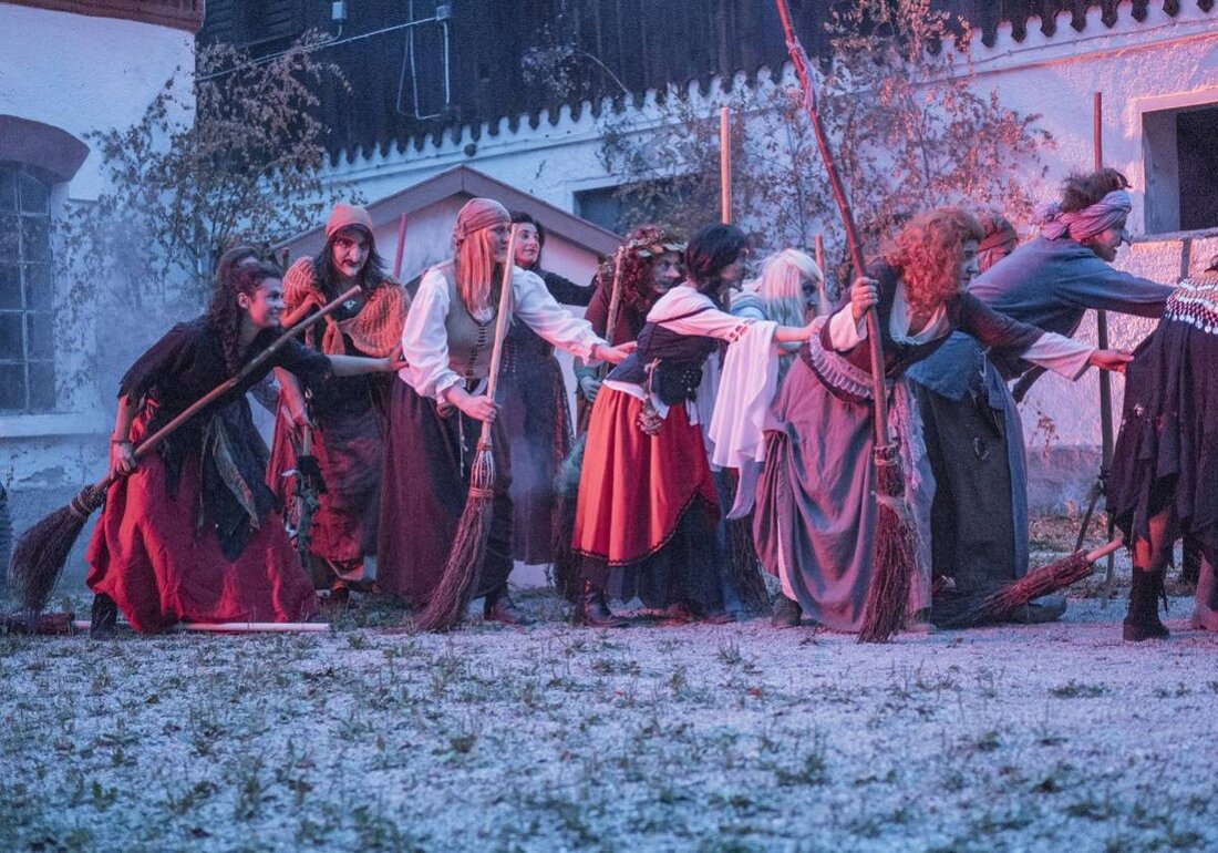 Nittenau. Der Theater- und Festspielverein Nittenau veranstaltet vom 30. August bis 13. September 2025 die Geisterwanderung, eine fesselnde Darbietung der Sagen des Regentals an historischen Schauplätzen in Nittenau, Treffpunkt Marktplatz. Tickets sind erhältlich auf okticket.de.