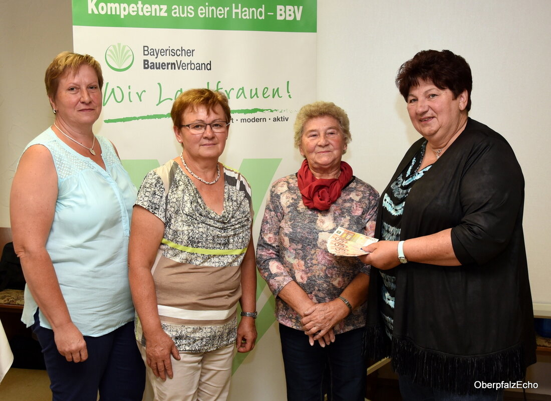 Poppenreuth. „Wichtig ist, dass Sie zusammenhalten. Es gilt jetzt die Liquidität zu sichern und sich jetzt nicht in unnötige Investitionen reinzustürzen“, mahnte Leitender Landwirtschaftsdirektor Wolfgang Wenisch auf der Arbeitsbesprechung der [&hellip;]