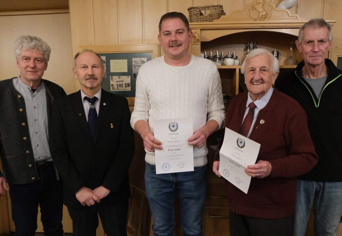 Floß. Die Soldatenkameradschaft 1870 bekräftigte bei ihrer Jahreshauptversammlung ihr Gelöbnis „In Treue fest“ und ehrte Treue über zehn, 40 und 50 Jahre. Gedenken, 100 Euro für Kriegsgräber und 72 Mitglieder prägten den Abend.