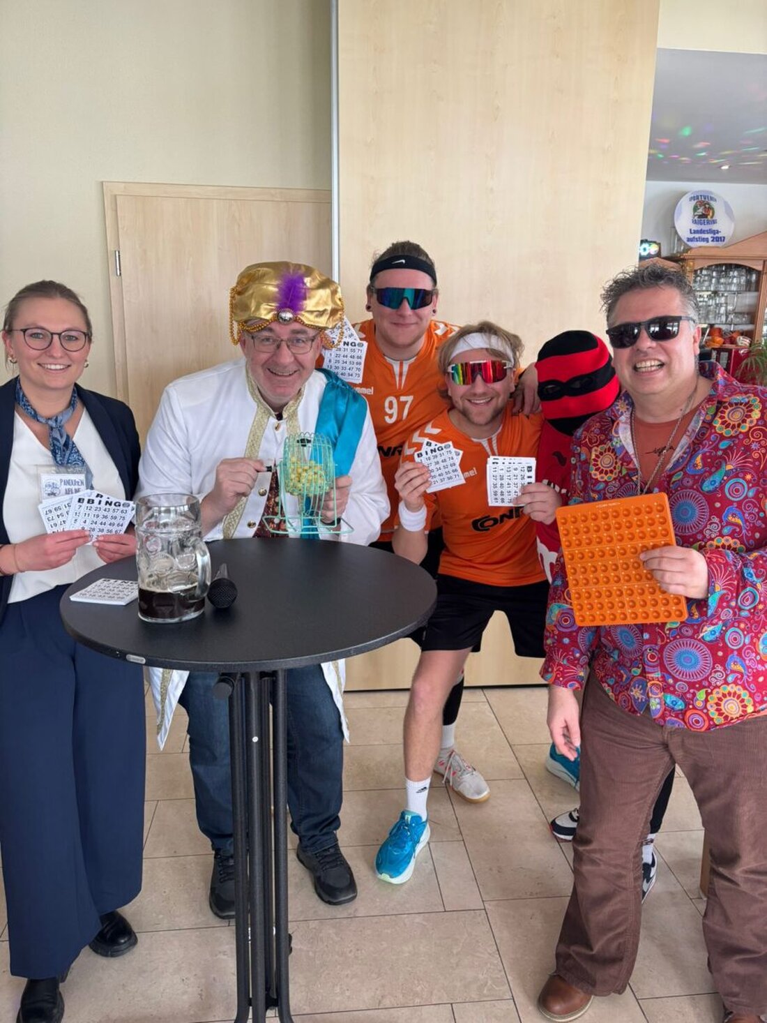 Raigering. Premiere gelungen: Beim Faschings-Bingo-Frühschoppen füllten Fans das Sportheim im Pandurenpark und spielten über drei Stunden um Zahlen und das „Bingo“. Bingo-Vinz und DJ Luci sorgten für Stimmung und starke Preise.