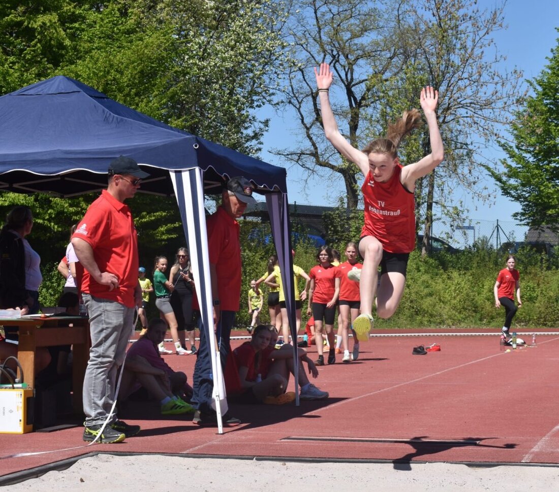 Eschenbach. Bei Sonne und bester Stimmung eröffnete die Bahneröffnung die Freiluftsaison der Leichtathletik. Über 260 Starter, darunter 15 vom TV Vohenstrauß, setzten Akzente mit Siegen, Normen und vielen Podestplätzen.