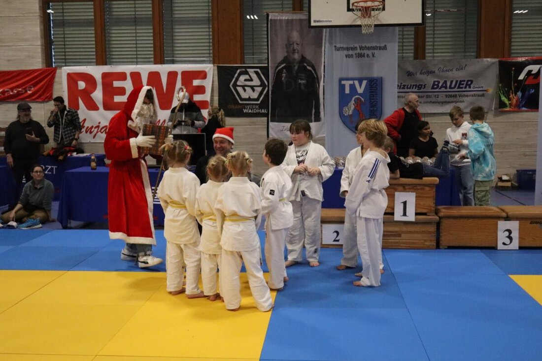 Vohenstrauß. Beim Judo-Nikolausturnier des TV kamen über 140 junge Judoka aus Oberpfalz und Niederbayern in der Dreifachturnhalle zusammen. Ab 11 Uhr gab es faire Kämpfe, leuchtende Augen und erste Einsätze junger Kampfrichter.