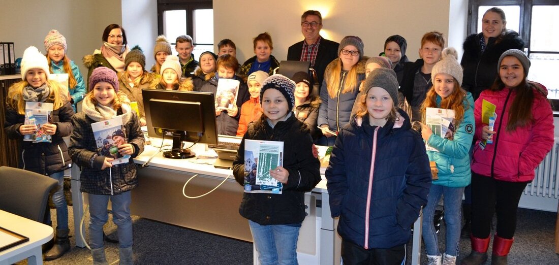 Eslarn. Gemeinderatsitzung für die vierte Klasse! Was die Erwachsenen können, das können die Kinder der vierten Klasse doch schon lange. Gut vorbereitet löcherten die Kinder Bürgermeister Reiner Gäbl mit vielen [&hellip;]