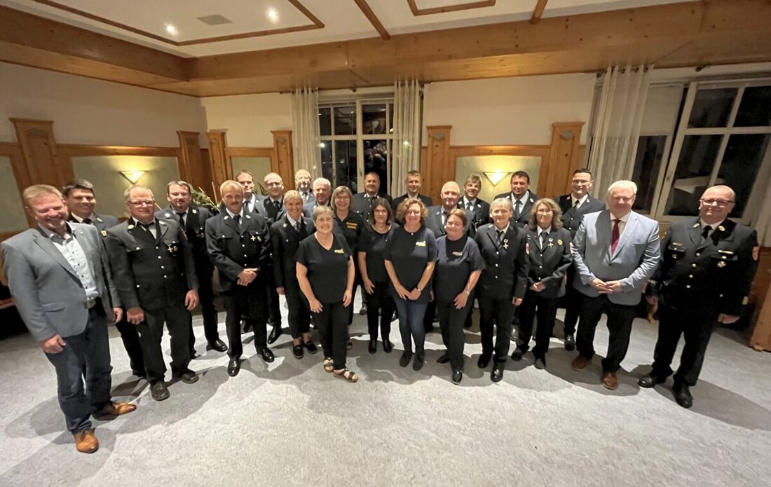 Freudenberg. Landrat Richard Reisinger ehrt zehn Freudenberger Feuerwehrangehörige für ihre langjährige ehrenamtliche Tätigkeit.