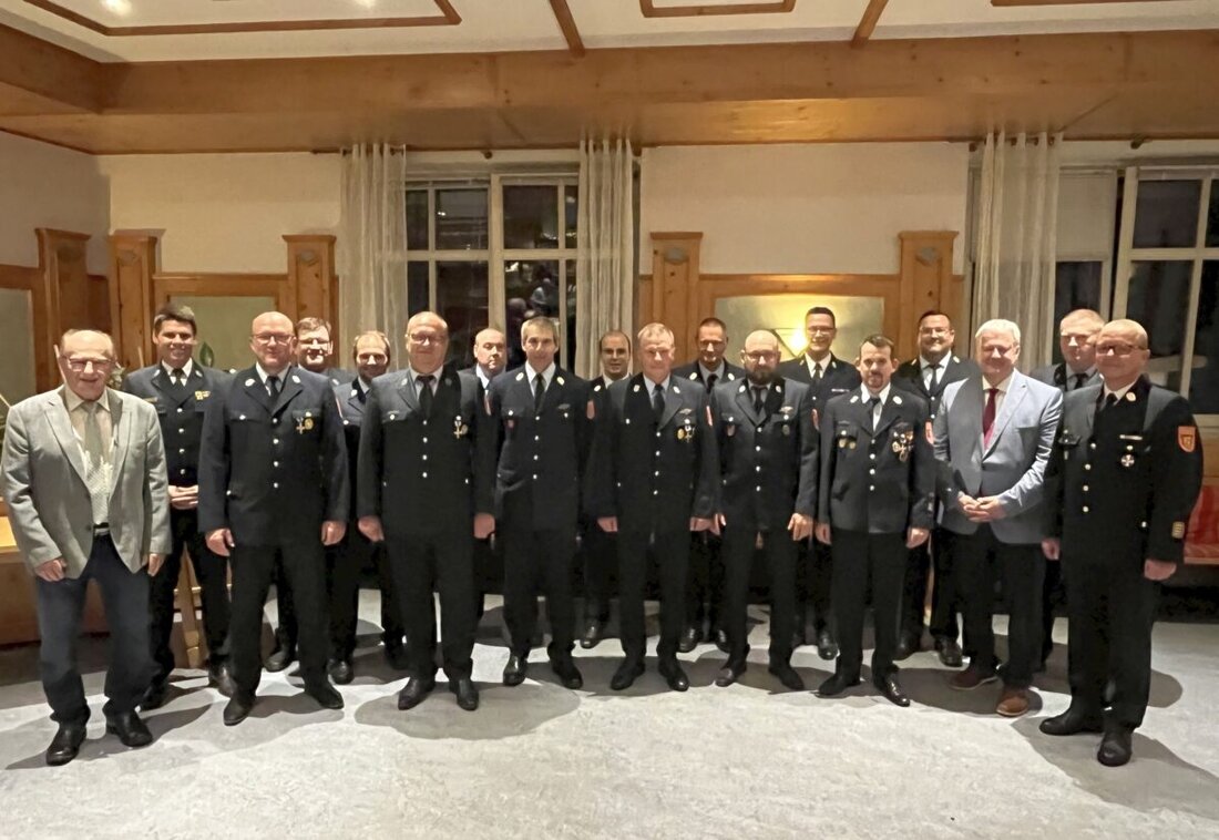 Kümmersbruck. Landrat Richard Reisinger ehrte sieben Feuerwehrmitglieder aus Kümmersbruck für langjährigen Dienst. Geehrt wurden Floriansjünger für 25 und 40 Jahre Einsatz mit Urkunden und Ehrenkreuzen.