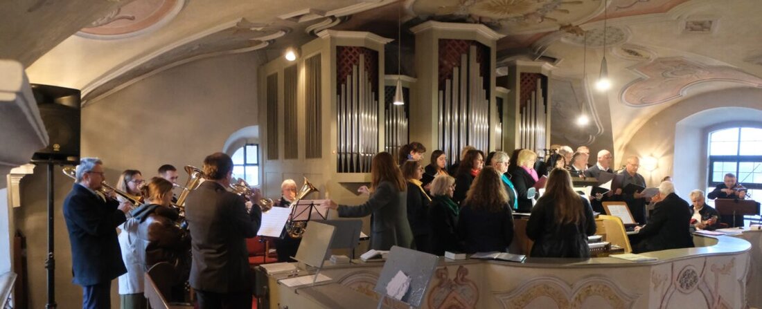 Floß. Die evangelische Gemeinde ehrte Kantor, Organist und Chorleiter Andreas Kunz für 30 Jahre Dienst und Chöre, Kirchenband und Bläser musizierten und Pfarrer Römischer würdigte sein Wirken.