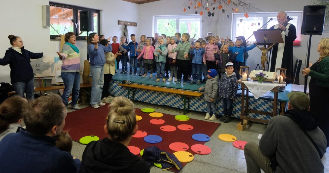 Floß. Das Gemeinde- und Kindergartenfest der evangelischen Kirchengemeinde fand aufgrund von Umbauarbeiten nicht im Zentrum, sondern bei den Flosser Kleintierzüchtern statt. Das Fest war ein voller Erfolg, mit Gottesdienst, musikalischer Unterhaltung und einem gemeinschaftlichen Mittagessen.