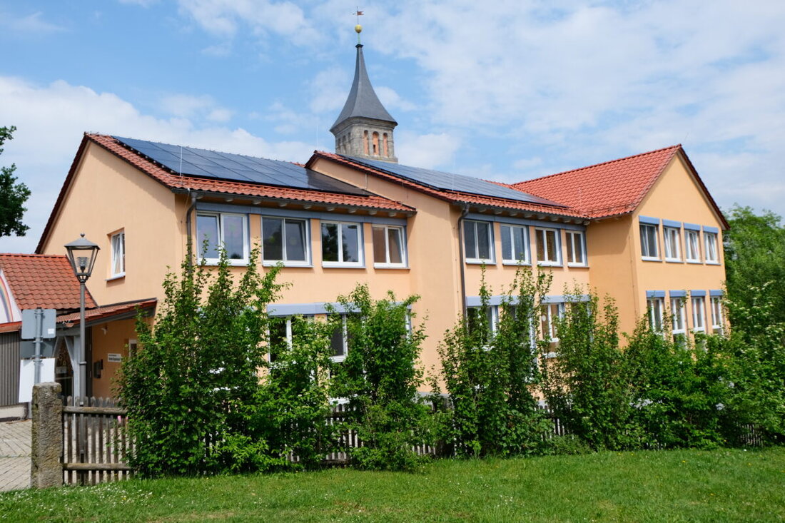 Floß. Am Sonntag, 14. Juni, feiert die evangelische Kirchengemeinde St. Johannes Baptista Gemeinde- und Kindergartenfest mit Tag der offenen Tür. Familiengottesdienst ab 10 Uhr, Segnung um 10.45 Uhr, Programm bis 15 Uhr.