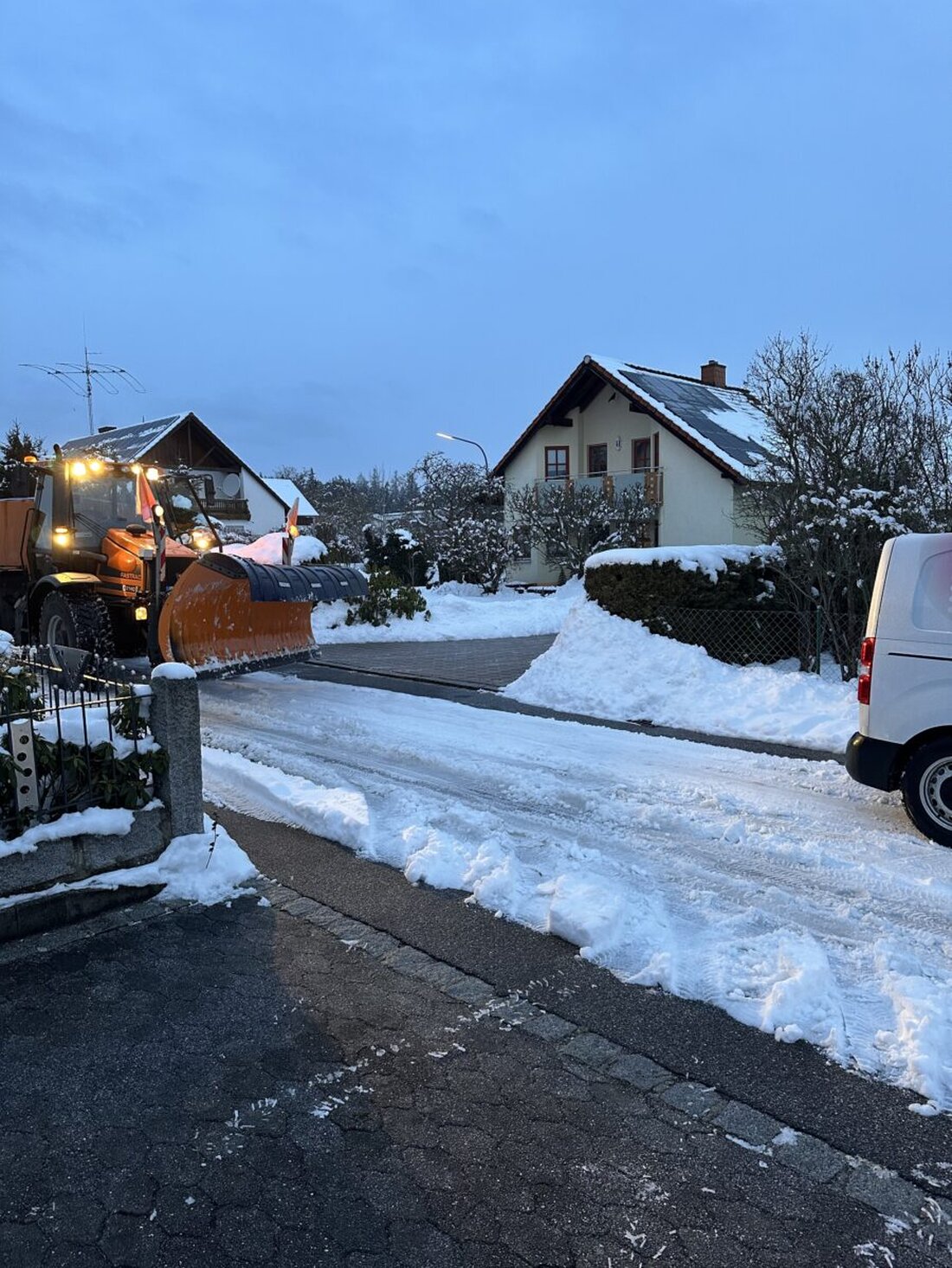 Weiherhammer. Der Gemeinderat diskutiert den Winterdienst und Projekte wie ALIA-Platz und Baugebiet Am Bildbaum acht. Ab drei Uhr räumt der Bauhof, zudem wurden Stellplatzregeln und die Nachbarschaftshilfe besprochen.