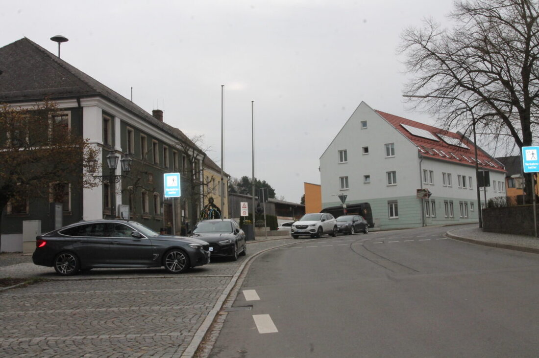 Eslarn. Der Marktgemeinderat hat den Haushalt 2026 einstimmig beschlossen. Neue Kredite sind nicht nötig; der Schuldstand sinkt von 6.333.098,98 auf 6.252.018,14 Euro.