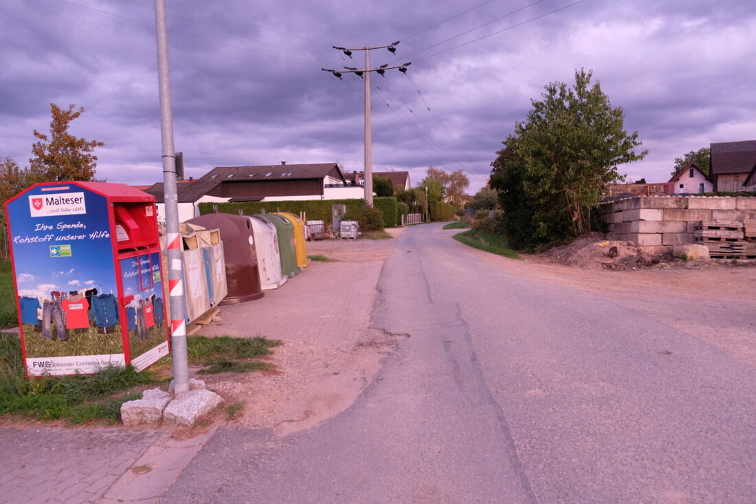 Schlammersdorf. Der Gemeinderat treibt die Sanierung der maroden Straße „Am Lehmbach“ rund um Bauhof und Containerplatz voran und kalkuliert mit 50.000 Euro. Zudem sollen vor der Kita St. Michael weitere Parkplätze entstehen.