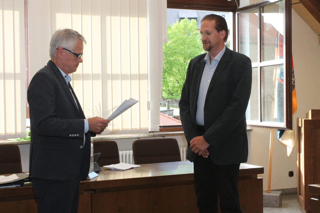 Flossenbürg. Der Gemeinderat startet ohne Vereidigung neuer Mitglieder. Holger Bannert bleibt Zweiter Bürgermeister (sieben zu fünf); Ausschüsse stehen, Entschädigungen steigen leicht, am Plattenberg beginnen die Asphaltarbeiten.