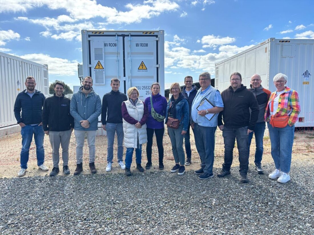 Etzenricht. Der Gemeinderat hat Batteriegroßspeicher in Wunsiedel und Arzberg besichtigt, um Wissen für geplante Anlagen am Umspannwerk zu sammeln. Im Fokus standen Betrieb, Lärmschutz und der Austausch mit ZENOB und Arzberg.