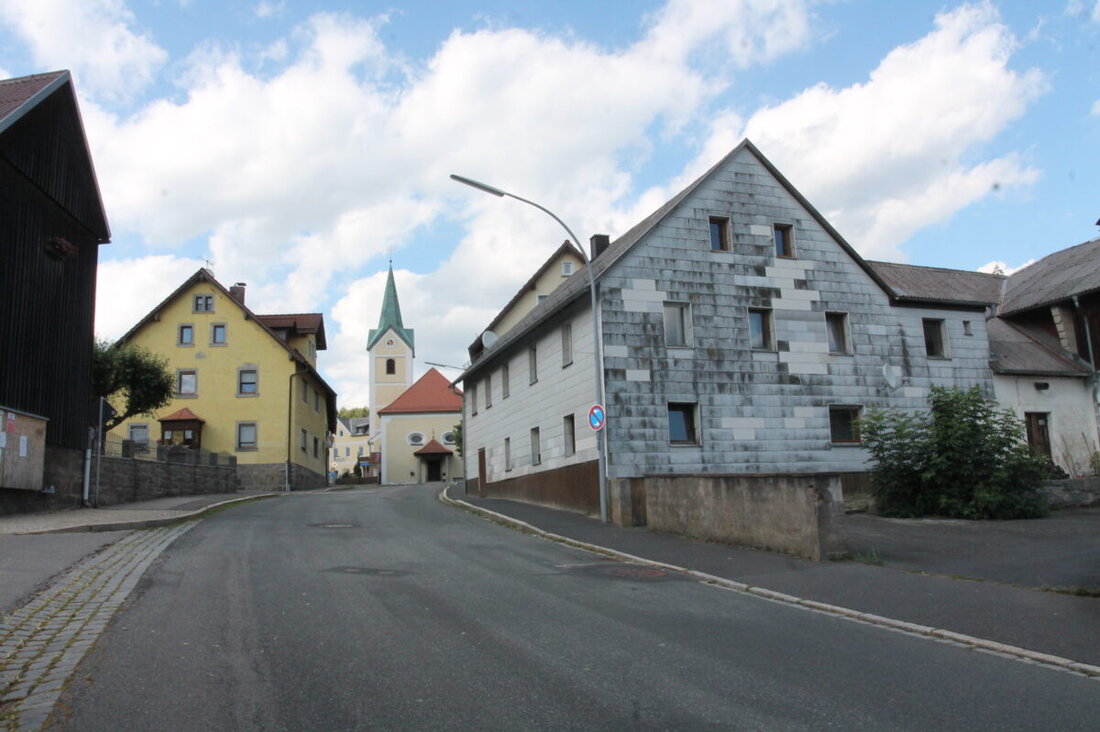 Flossenbürg. Der Gemeinderat macht den Weg frei für den Gigabitausbau mit Glasfaser: 563 Anschlüsse, Kosten 3.659.500 Euro. Der Antrag soll bis 15. Dezember 2026 gestellt werden, Fertigstellung könnte 2032 folgen.