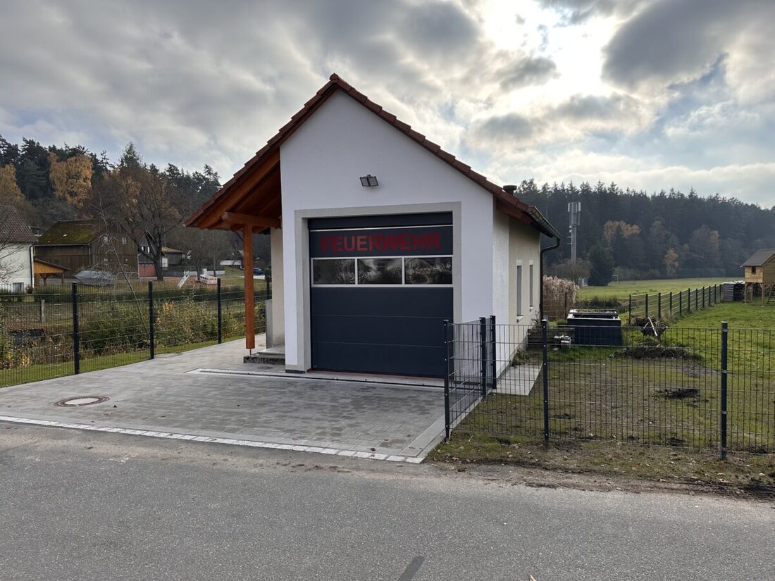 Weiherhammer. Der Gemeinderat genehmigt überplanmäßige Ausgaben von 70.023 Euro. Betroffen sind die Deckensanierung an Hubertusstraße und Sägstraße sowie der Anbau des Feuerwehrgerätehauses in Trippach.