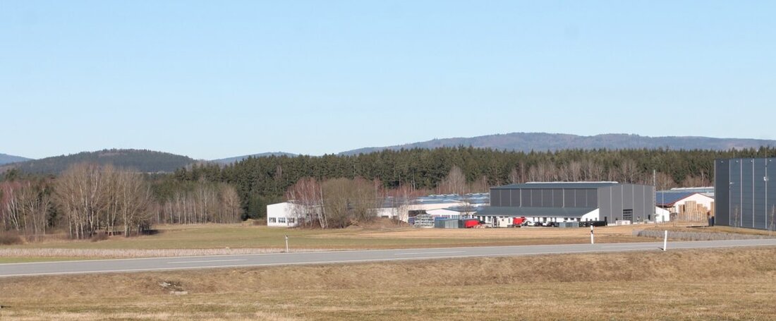 Eslarn. Der Marktgemeinderat vertagt die Ausweisung eines Sondergebiets für erneuerbare Energien mit Stromspeicher beim Gewerbegebiet Zankeltrad. Bauanträge erhalten Zustimmung. Haushaltstermine am 24. März und 14. April.