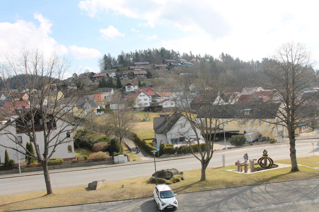 Flossenbürg. Bürgermeister Thomas Meiler verkündete in der jüngsten Gemeinderatssitzung Neuigkeiten zum Ausbau "Plattenberg". Ursprünglich für zwei Jahre angesetzt, wird die Firma Scharnagl die Arbeiten nun innerhalb eines Jahres durchführen. Ein überarbeiteter Finanzplan wurde daher notwendig.