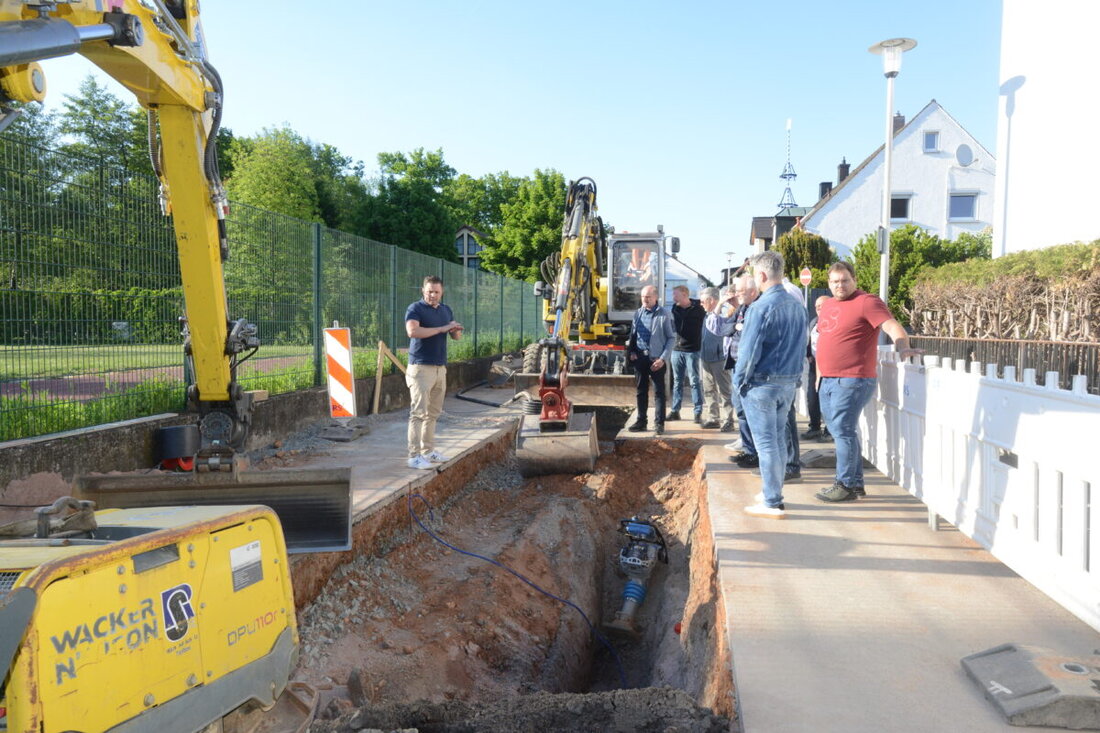 Schirmitz. Im Zuge der Verlegung von Wasser- und Kanalleitungen sowie Leerrohren für Internet wird der Schulweg vollständig saniert, Mehrkosten liegen bei 38.000 Euro. Der Gemeinderat stimmte ebenso der Erneuerung der Straßenbeleuchtung für rund 21.000 Euro zu.