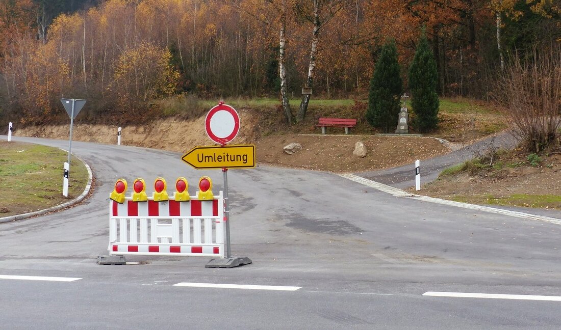 Döllnitz. Die ausgiebigen Bauarbeiten sind geschafft: Die Gemeindeverbindungsstraße von Döllnitz zur Bundesstraße B22/Bernrieth ist ab Freitag wieder frei!  Von Sieglinde Schärtl  Die Bauphase ist beendet, ab Freitag ist die Gemeindeverbindungsstraße [&hellip;]