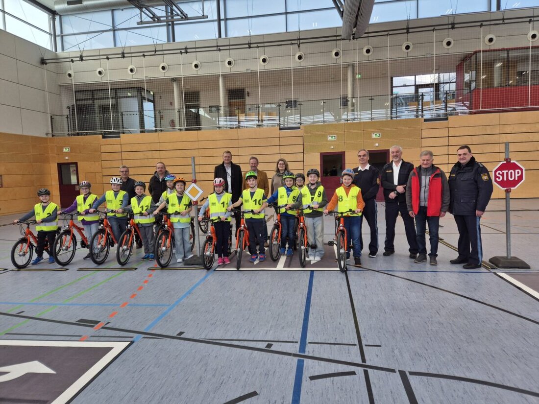 Maxhütte-Haidhof. Die Verkehrserziehung für vierte Klassen an der Maximilian-Grundschule wird erfolgreich in der Stadthalle durchgeführt, unterstützt von Polizei und Stadt. 800 Kinder aus 40 Klassen profitieren von praxisnahen Trainingsmöglichkeiten und einer Investition von 2.500 Euro für Kabelbrücken.