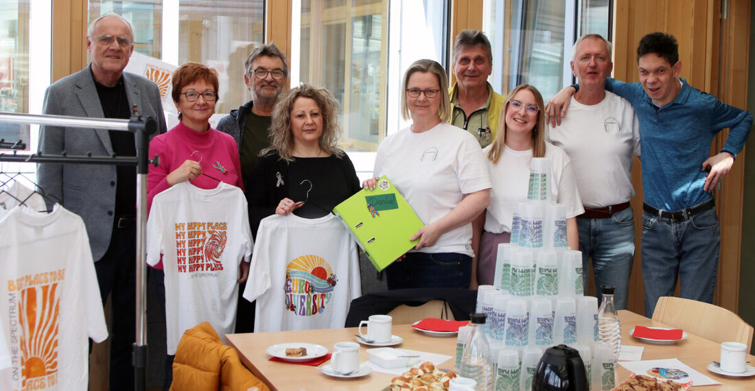 Irchenrieth. Bezirkstags-Vizepräsident Lothar Höher informierte sich am Welt-Autismus-Tag über die Arbeit der Förderstätte des HPZ Irchenrieth. Die „Familienbande“ Pfreimd und Edeka Grünbauer Weiden spenden 1000 Euro.