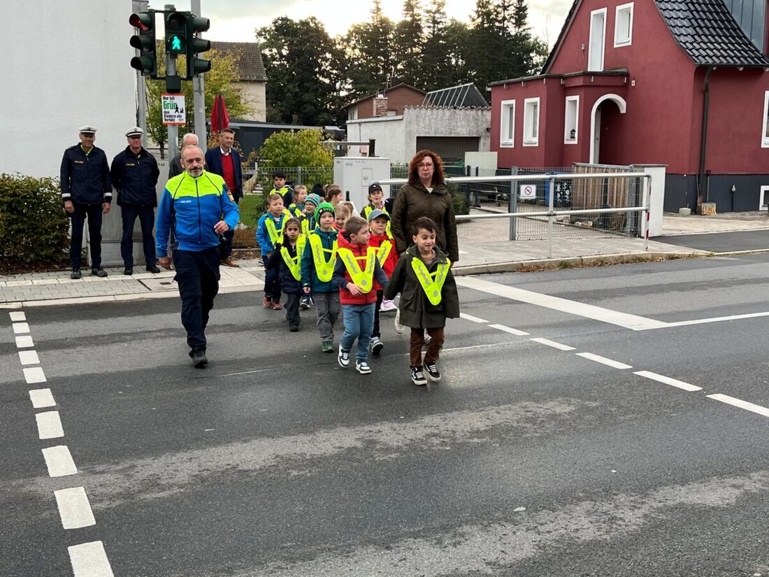 Weiden. AOK Bayern, Polizei und Ortsverkehrswacht fördern mit reflektierenden Überwürfen und Schulwegtraining die Sicherheit von Erstklässlern in der dunklen Jahreszeit.