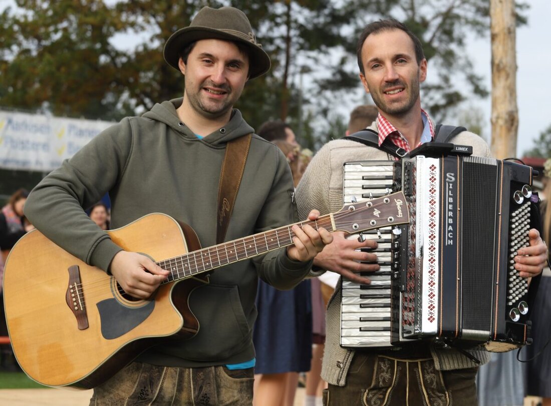 Weiden/Etzenricht. Ganz Bayern singt gemeinsam einen Song - und Etzenricht und Weiden sind in jedem Fall dabei. In Etzenricht wird die Beteiligung an der BR-Aktion von der Fest ARGE Etzenricht e.V. organisiert. In Weiden kann jeder der will am Alten Rathaus mit "Rampenhaus" Franziska Glaser und ihrer Band "Gwasch" singen.