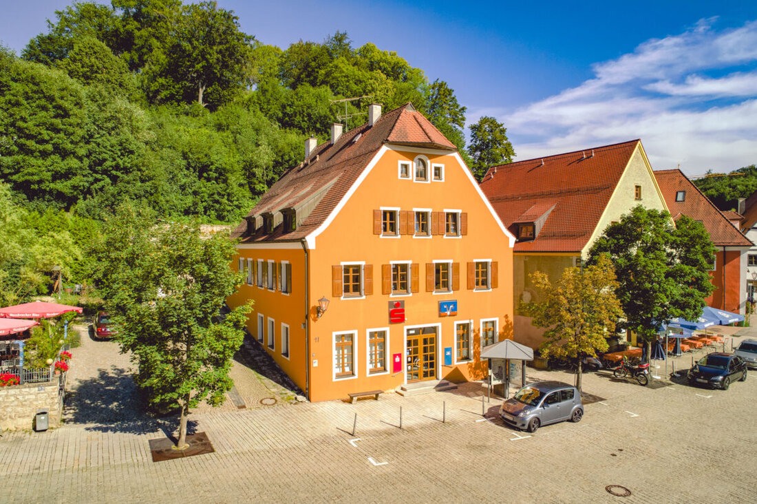 Kastl. Nach dem Unwetter vom 21. Mai wurde die gemeinsame Filiale von Sparkasse und Raiffeisenbank saniert und feiert Wiedereröffnung. Sie ist nun modern und barrierefrei. Tag der offenen Tür ist am Dienstag, 28. Oktober 2025.