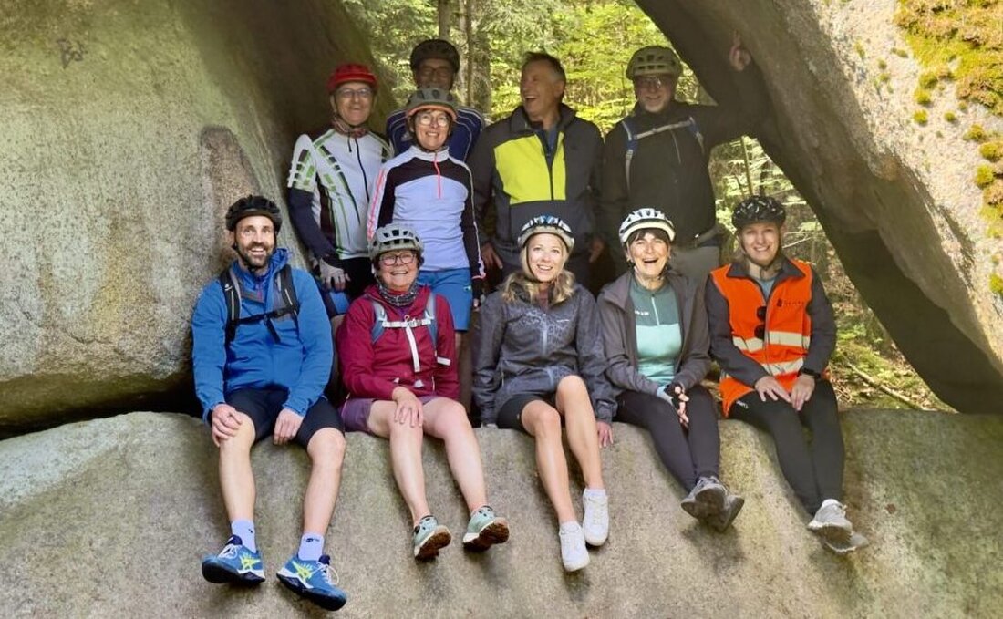 Friedenfels. Der OWV Moosbach radelte mit zwei Guides durch den Steinwald zu Teufelstein, Räuberfelsen, Oberpfalzturm und der Infostelle Flussperlmuschel. Anspruchsvolle Anstiege, weite Blicke und Ausklang im Biergarten.