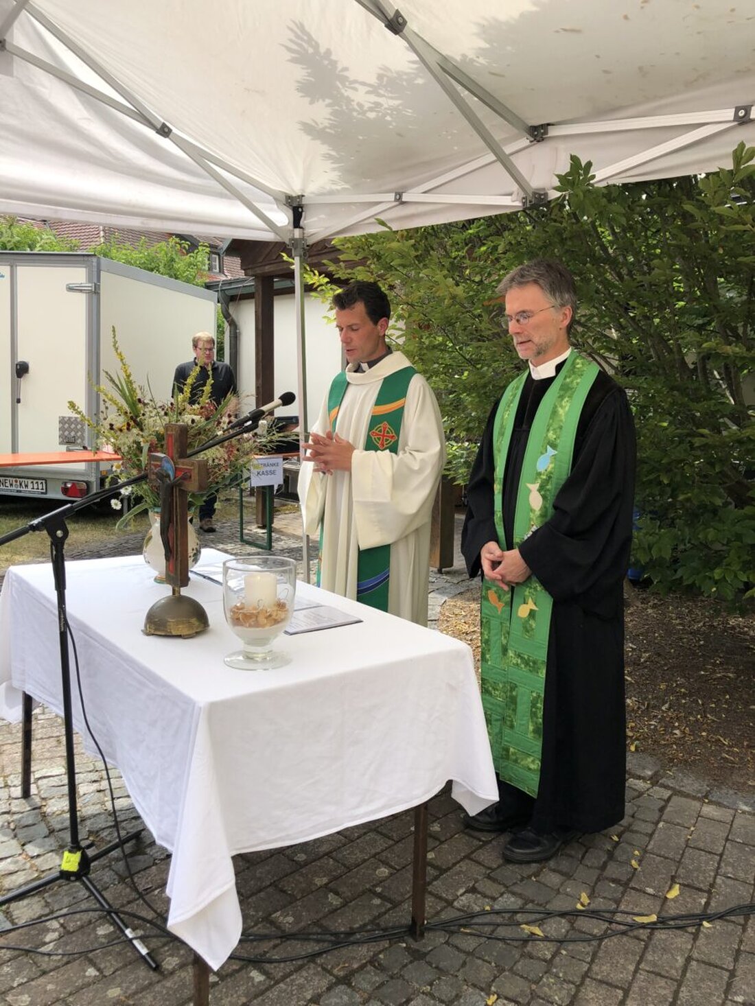 Mantel. Das fünfte ökumenische Pfarr- und Gemeindefest, organisiert von den katholischen und evangelischen Kirchengemeinden, war ein voller Erfolg mit sonnigem Wetter und zahlreichen Besuchern. Musikalische Beiträge, Andachten und weltlicher Teil mit Speisen trugen zu einer gelungenen Gemeinschaft bei.