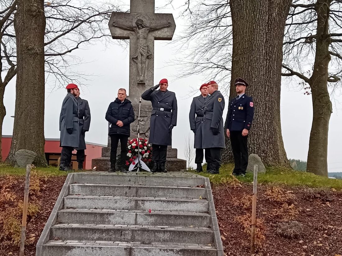 Windischeschenbach. Am Volkstrauertag gedachten Bürger, Stadtvertreter und Bundeswehr gemeinsam der Opfer von Krieg und Gewalt. Bürgermeister Budnik betonte die Wichtigkeit des Erinnerns und der aktiven Verantwortung für Frieden.