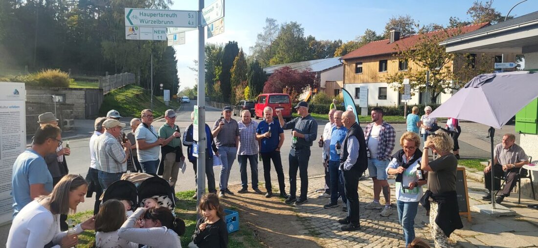Flossenbürg. Beim musikalischen Nachmittag des Männergesangvereins am 3. Oktober am Kiosk stimmten zahlreiche Gäste gemeinsam Lieder an, erlebten viel Geselligkeit und wünschten sich eine Neuauflage im kommenden Jahr.