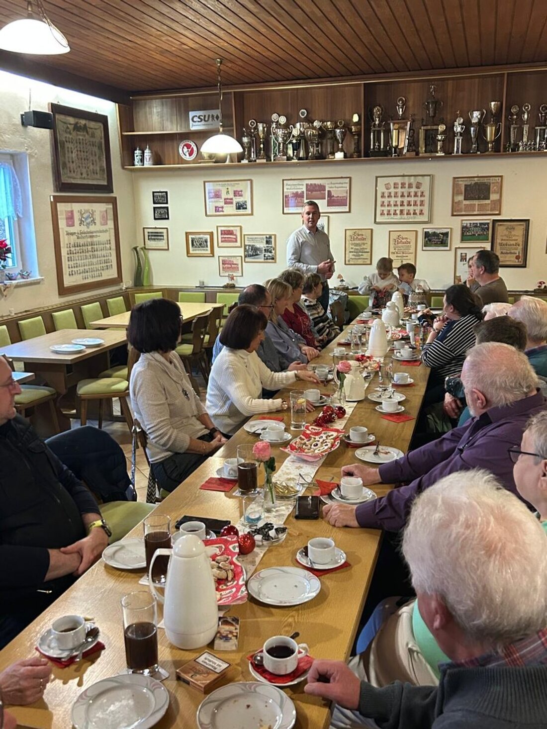 Weiherhammer. Die SPD-Ortsvereine Weiherhammer und Kaltenbrunn feierten im TSG-Sportheim ihren Jahresabschluss bei Glühwein, Kaffee und Gebäck. Reden von Johanna Krauß, Rainer Vater und Andreas Solter prägten den Nachmittag.