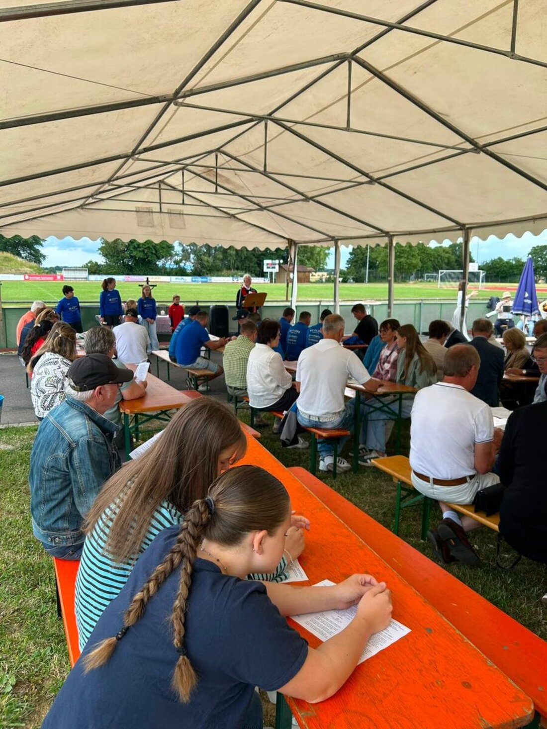 Floß. Der SV Floß hat sein 80-jähriges Jubiläum mit einem bunten Programm auf dem Sportgelände gefeiert. Turnier, Gottesdienst im Freien und viele Begegnungen machten das Wochenende zum Fest für die ganze Gemeinde.