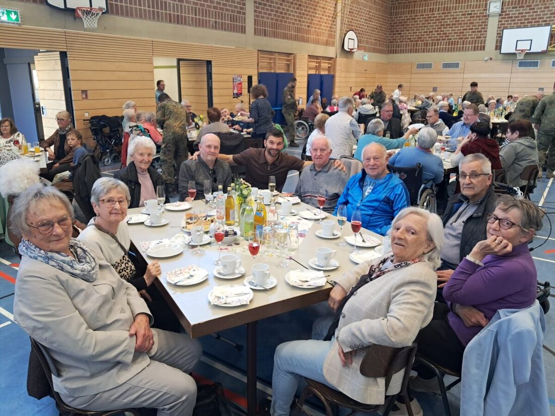 Windischeschenbach. Die Stadt lud zum traditionellen Seniorennachmittag in die Mehrzweckhalle ein, und viele Gäste kamen dank kostenlosem Bus. Mit DJ Cornelius Peter, Soldaten aus Weiden und Gstanzler Lucky.