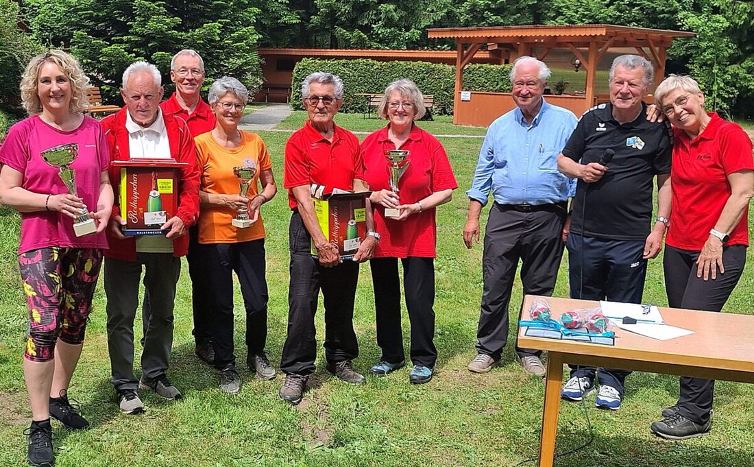 Weiden. Der Behinderten- und Vitalsportverein Oberpfalz veranstaltete seinen 19. Bezirks-Nordic-Walking-Tag mit 227 Teilnehmern am Schießlweiher. Das Event unterstrich das Gemeinschaftsgefühl und die Freude an der Bewegung, unabhängig von Alter oder Handicap.