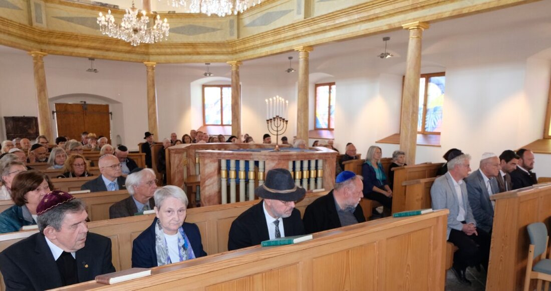 Floß. In der Flosser Synagoge fand eine beeindruckende Gedenkfeier der Weidener Gesellschaft für Christlich-Jüdische Zusammenarbeit statt, welche Gemeinsamkeit und den Kampf gegen Antisemitismus betonte. Rabbiner, Pfarrer und Stadtvertreter setzten ein starkes Zeichen für Toleranz, Frieden und den Dialog zwischen Juden und Christen.
