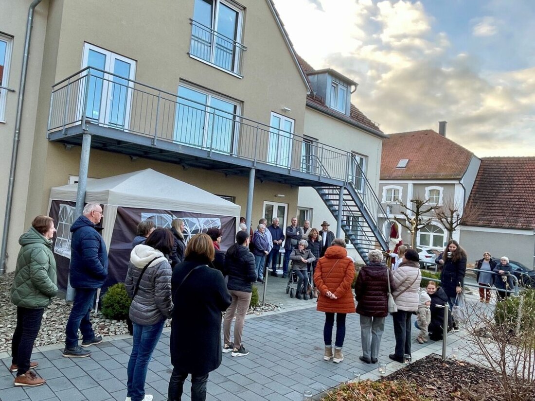 Eslarn. Ein Jahreshighlight in der vorweihnachtlichen Zeit war der stimmungsvolle Seniorenadvent des Marktes Eslarn im und vor dem Seniorenheim „Haus am Tillyplatz“. Der aktuelle Betreiber des Seniorenheims in Eslarn ist die Optandus Eslarn GmbH.