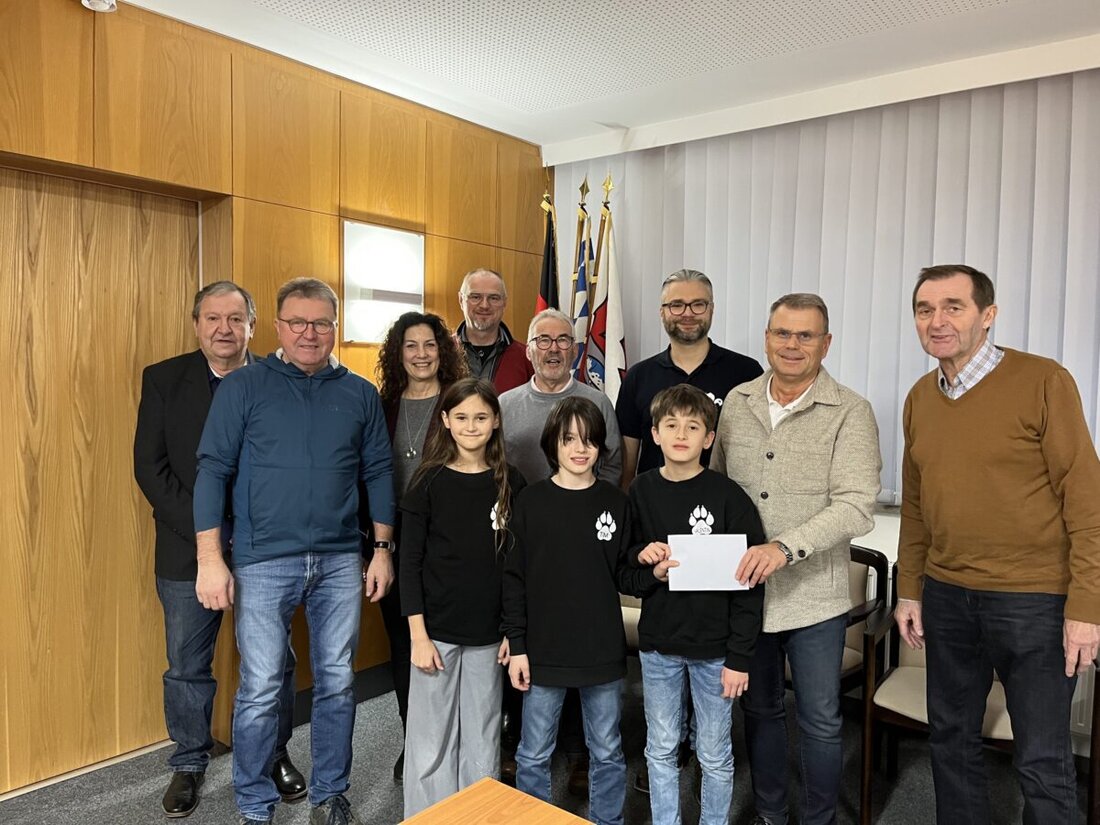 Windischeschenbach. Nach einem erfolgreichen Gemeinschaftskonzert in der Neuhauser Hl. Geist Kirche am 10. November 2024 wurden 2.000 Euro für wohltätige Zwecke in Windischeschenbach gespendet. Die Spendensumme kommt zu gleichen Teilen der Jugend und den Senioren der Stadt zugute.