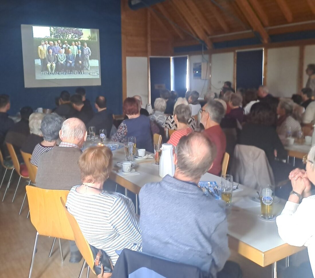 Weihern. Im Dorfheim lud die Krieger- und Soldatenkameradschaft zum gemütlichen Kaffeenachmittag mit kostenlosem Kuchen ein, Spenden willkommen. Auf der Leinwand lief der Film vom 75-jährigen Jubiläum 1996 des Männergesangvereins.
