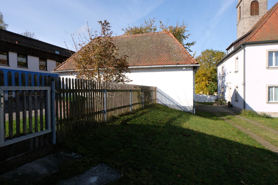 Floß. Der Kindergarten St. Johannes Maria Vianney wird generalsaniert und erweitert für über 3.100.000 Euro, der Abbruch beginnt im November und es kommt eine neue Zentralheizung für drei Gebäude.