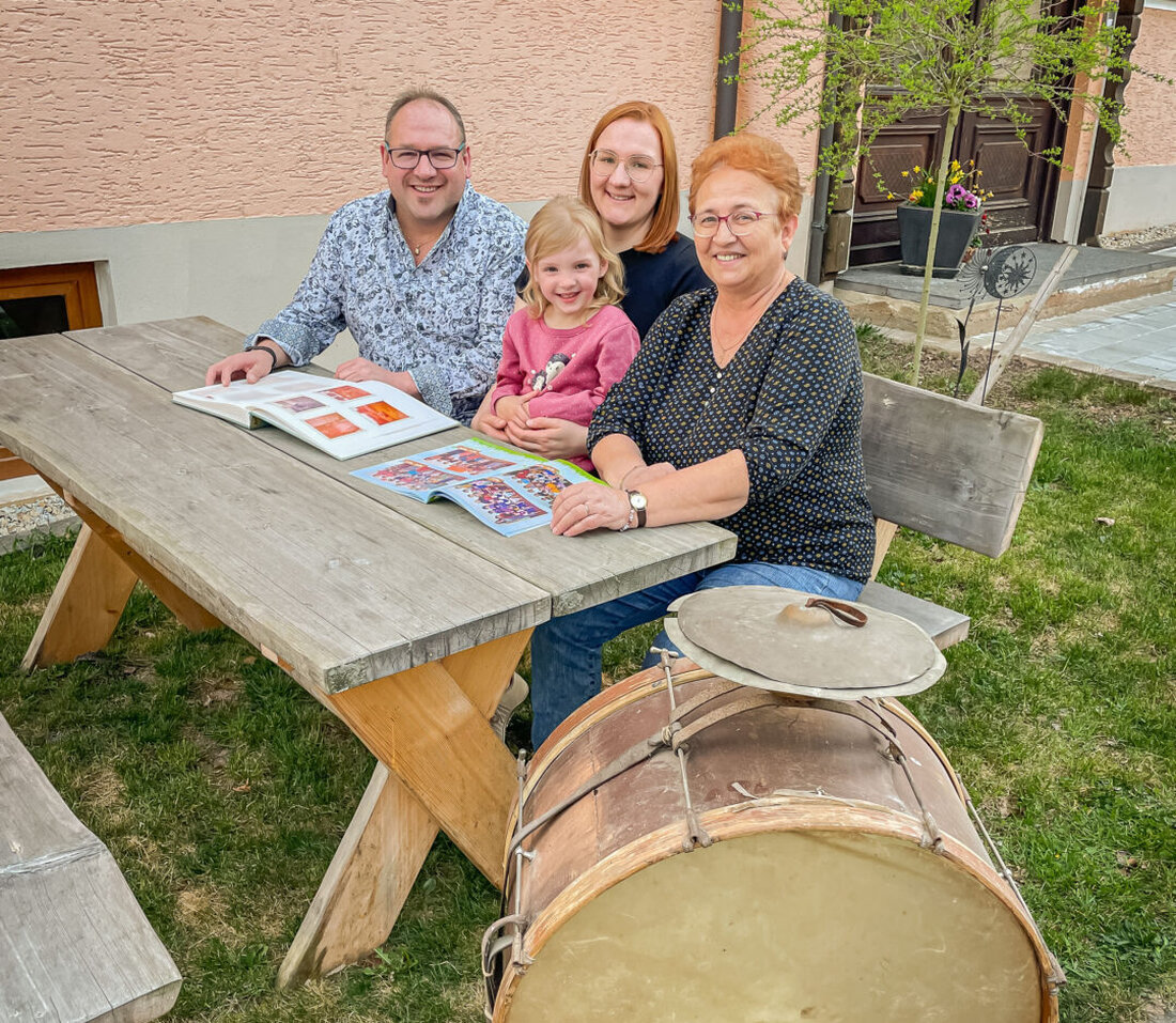 Kastl. Edeltraud Haberkorn betreute über 47 Jahre hinweg drei Generationen einer Familie im Kinderhaus "Pusteblume". Zum 50-jährigen Jubiläum des Kindergartens traf sie ihre Schützlinge Markus Brand mit Tochter Julia und Enkelin Thea wieder.