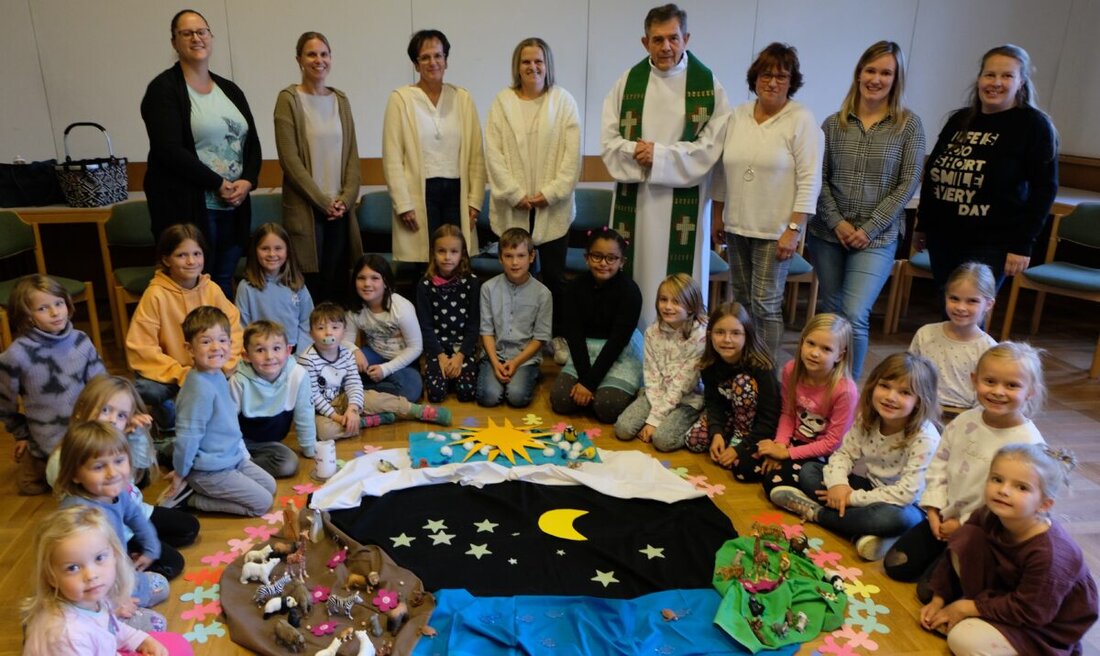 Floß. Christine Sailer und Andrea Mutterer wurden nach langjähriger Mitarbeit in der Kinderkirche feierlich verabschiedet und neue Betreuerinnen begrüßt. Die Kinderkirche, geprägt durch Lieder, Gebete und biblische Geschichten, sieht einem Fortbestand mit frischer Unterstützung entgegen.