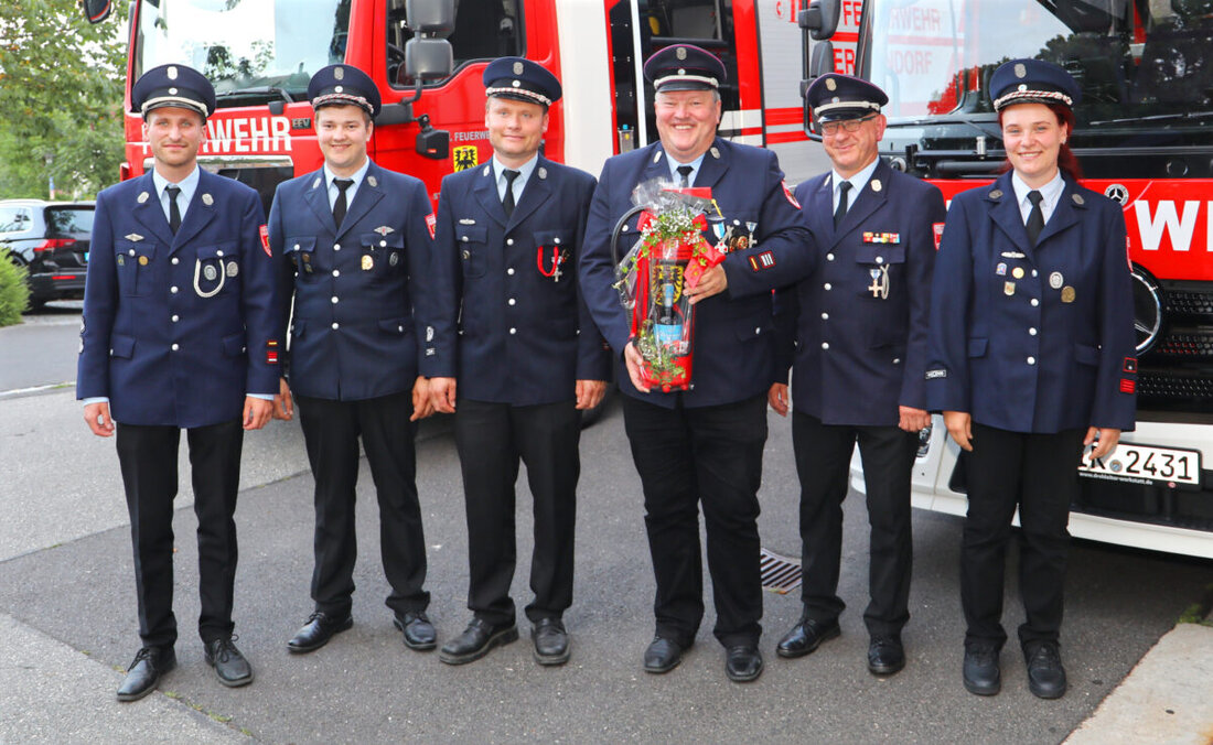 Erbendorf. Generationswechsel bei der Feuerwehr: Nach 30 Jahren an der Spitze übergibt Kommandant Bernhard Schmidt sein Amt, künftig lenkt Bürgermeister Schmidt die Stadt. Zum Nachfolger wählte die Wehr Bastian Kaiser.