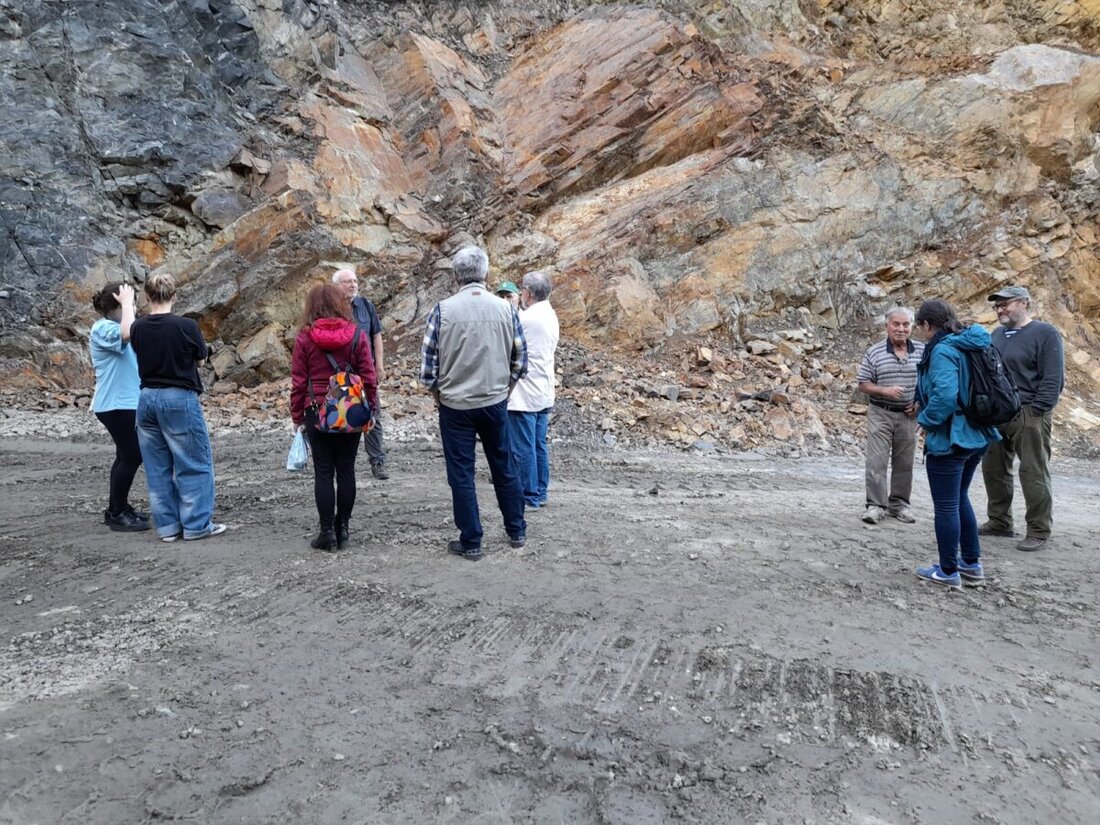 Weiden. Geologe Martin Füßl führte Naturfreunde durch den Steinbruch und erklärte Mineralien, Gesteine und die Fränkische Linie und dass die Brille vom Kristall Beryll stammt.