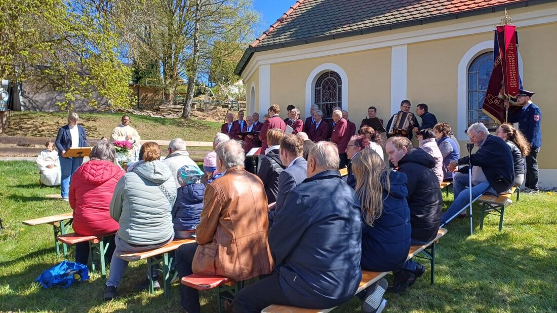 Georgenberg. Pfarrer John Subash Vincent erinnerte beim Patrozinium der Dorfkapelle St. Georg an die Lehren und den Mut des Heiligen Georg sowie an die Menschlichkeit während des Zweiten Weltkriegs. Er betonte die Bedeutung von Glaube und Nächstenliebe, inspiriert auch durch den verstorbenen Papst Franziskus.