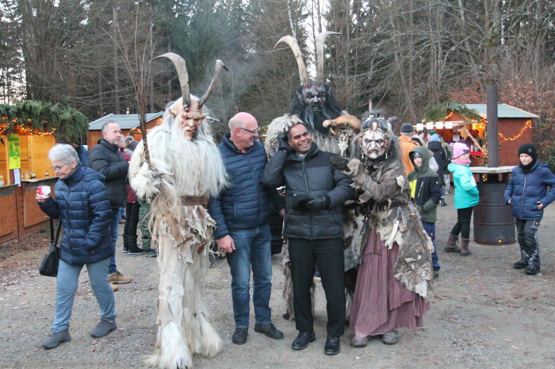 Georgenberg. Der Adventsmarkt zog mit vorweihnachtlicher Stimmung, Vielfalt im Angebot und Special Guests viele Besucher an, trotz fehlenden Schnees.